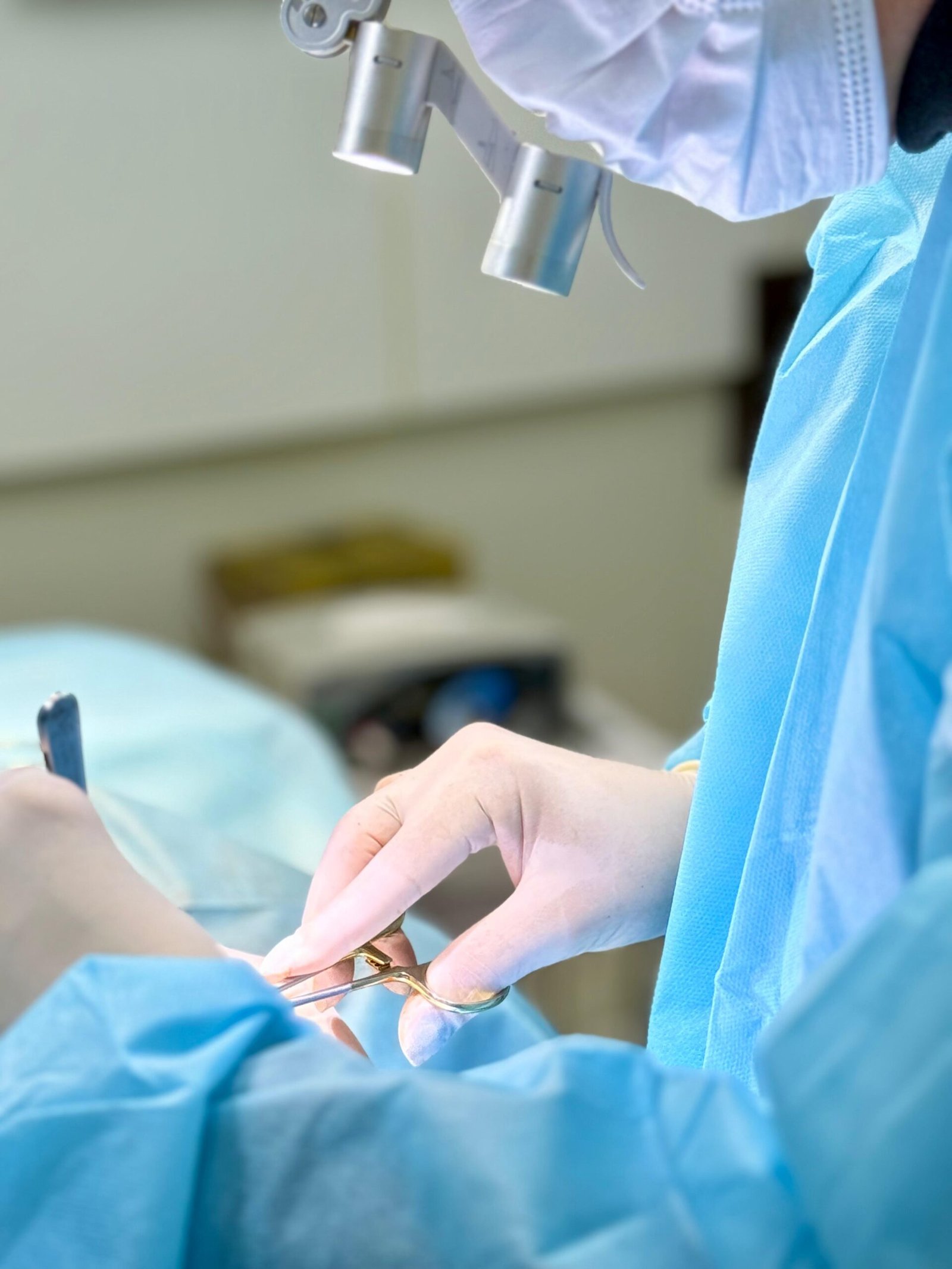 Um dentista realizada procedimento odontológico em sala de cirurgia.