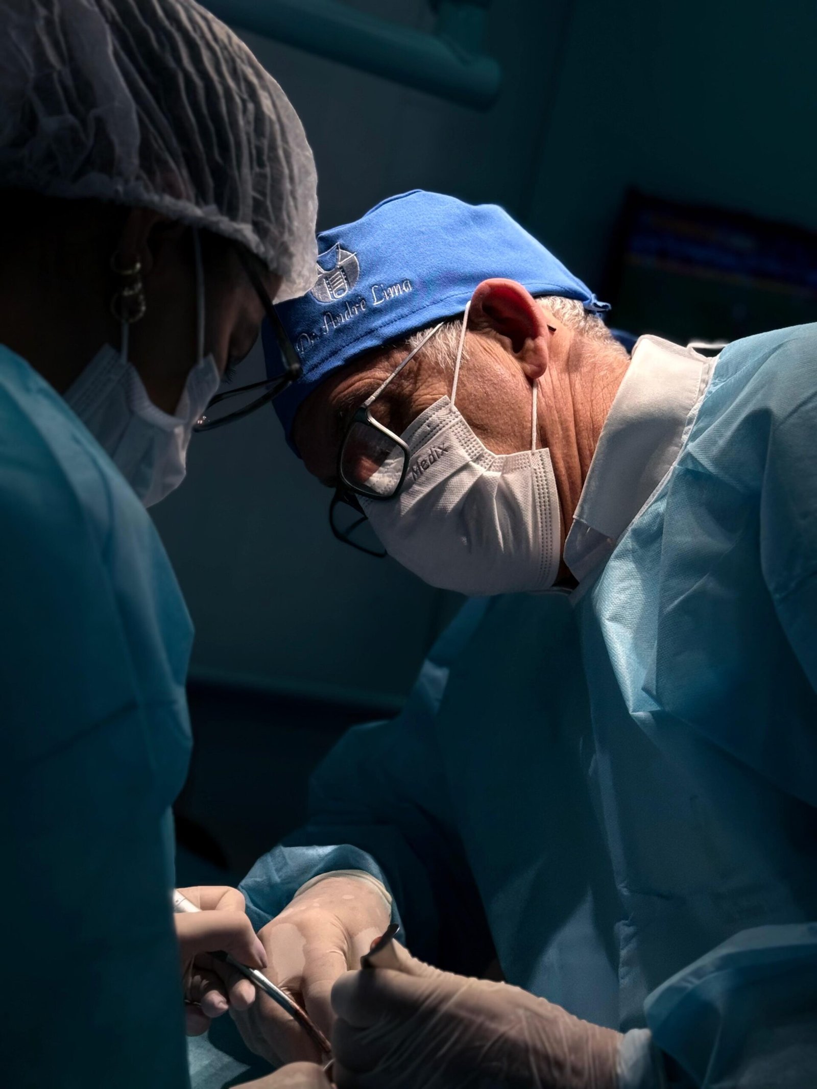 Novo ano, novas prioridades: em 2026, o seu sorriso pode mudar Dr. André Lima durante procedimento odontológico em sua clínica na cidade de Criciúma (SC)