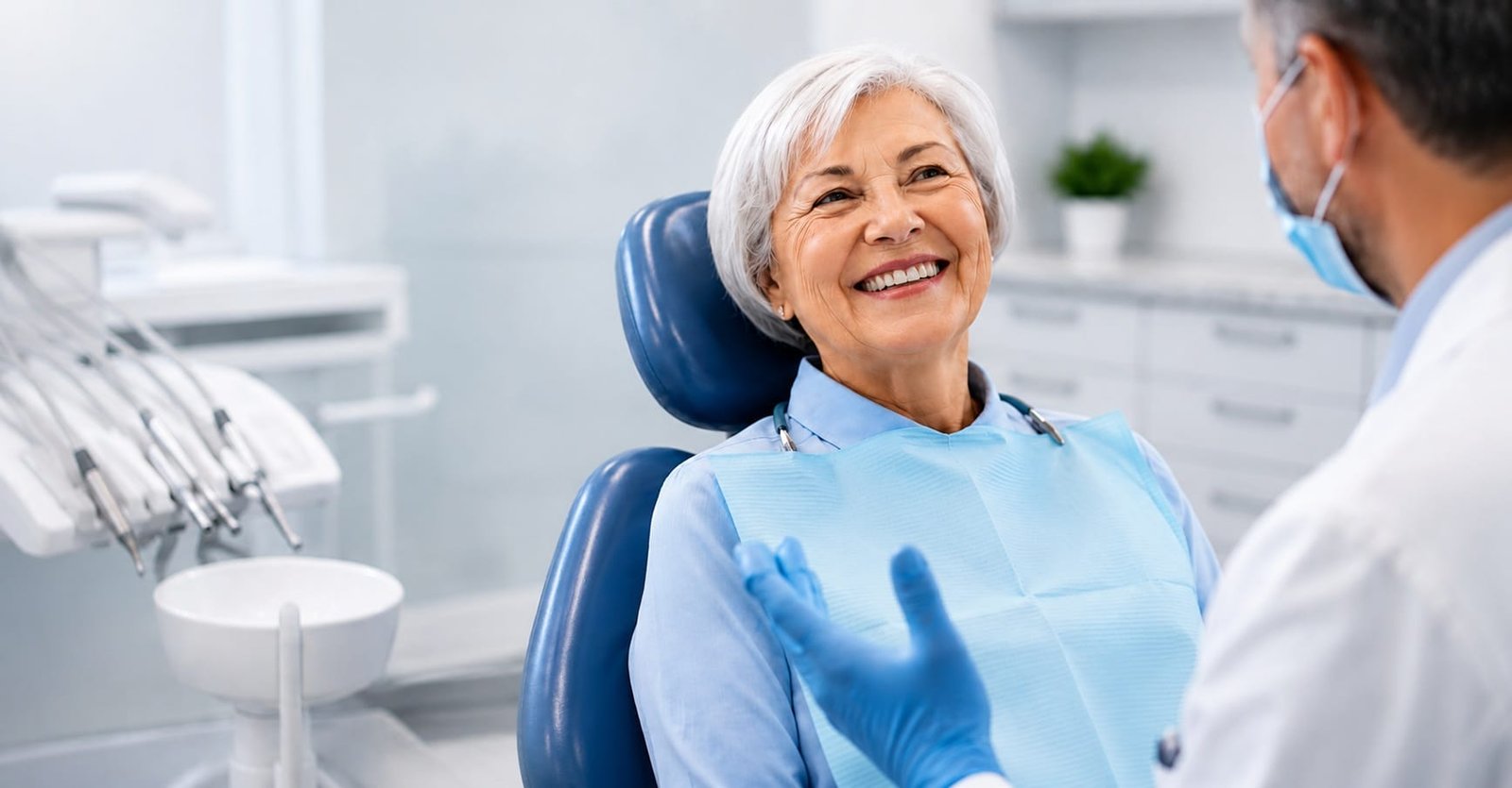 Paciente em avaliação para implante dentário em consultório odontológico